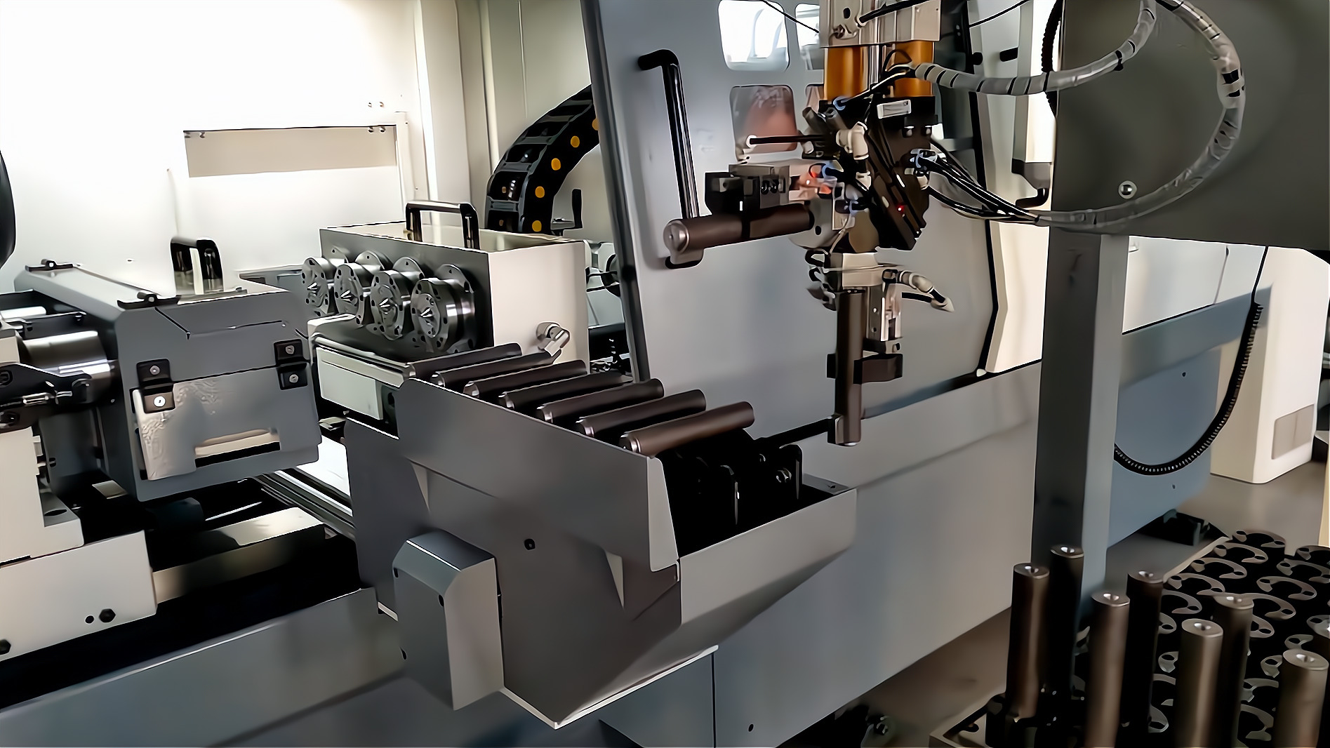ZK2115×4B/500A 深孔鉆床配置桁架機械手，加工手槍槍管單機自動化